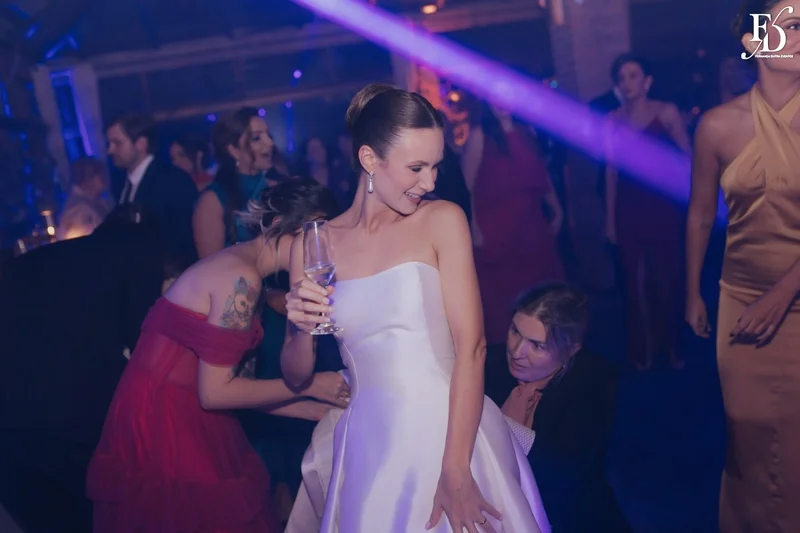 recepção no espaço paraíso em porto alegre viamão alvorada decoração europeia cloud dancer european stylling noiva prendendo a cauda na pista