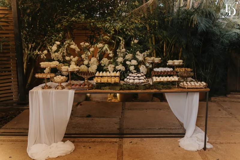mesa de doces casamento le bistrot gourmet com decoração em preto e branco