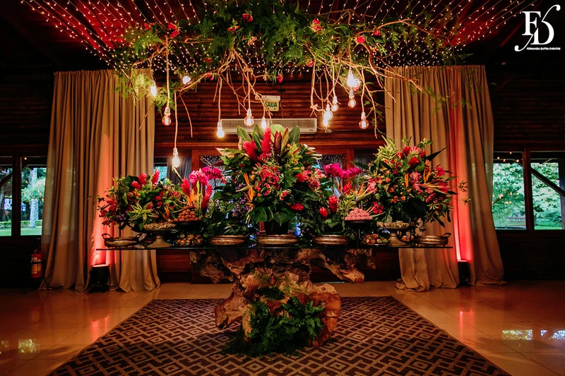 casamento judaico realizado no sítio da figueira em porto alegre com decoração exuberante botânica tropical festa linda com passarela de espelho cerimônia de casamento ao ar livre por life eventos especiais cerimonialista em porto alegre organização de casamentos mesa de doces