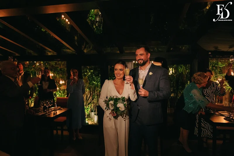 casamento no le bistrot em porto alegre organizado por life eventos especiais organizado por life eventos especiais com cerimônia no local e decoração clássica elegante e sofisticada em branco verde e prata com planejamento organização e execução de life eventos especias em porto alegre