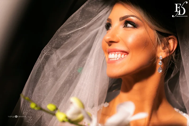 casamento com cerimônia na igreja santa teresinha do menino jesus na rua ramiro barcelos em porto alegre e recepção e festa na casa vetro com decoração moderna contemporânea sofisticada luxuosa em tons de cinza prata e flores coloridas na paleta de tons terrosos por life eventos especiais cerimonialista de casamento em porto alegre
