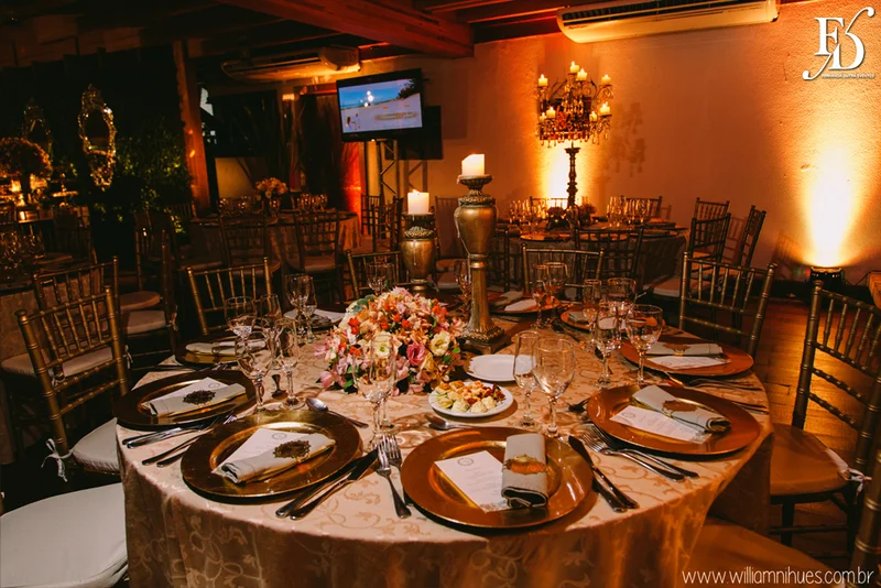 casamento luxuoso no clube veleiros do sul em porto alegre com decoração em dourado fechamento do teto em voil e espelhos venezianos cerimônia na igreja santa teresinha e santíssimo sacramento na redenção com organização e cerimonial de fernanda dutra da life eventos especiais organizadora de eventos em porto alegre