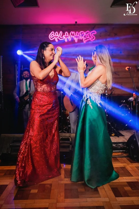 festa de formatura em medicina realizada no salão boa vista da associação leopoldina juvenil em porto alegre com decoração verde e branco e animação da banda os calamares