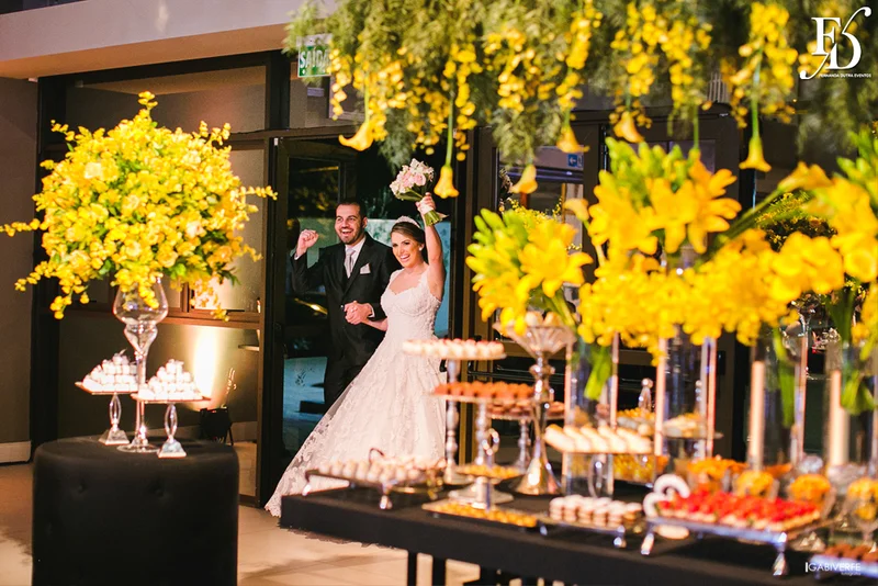 casamento com cerimônia na igreja são josé la salle em canoas rs e recepção na lalux casa de festas com decoração moderna sofisticada elegante em amarelo cinza e preto por life eventos especiais assessoria e organização de casamentos em porto alegre