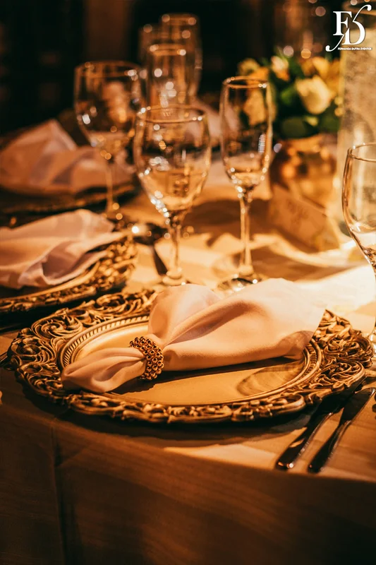 casamento na igreja nossa senhora do mont'serrat em porto alegre e festa de casamento na casa vetro em porto alegre com decoração sofisticada e luxuosa estilo clássico em dourado branco e amarelo por life eventos especiais cerimonialista de casamento em porto alegre