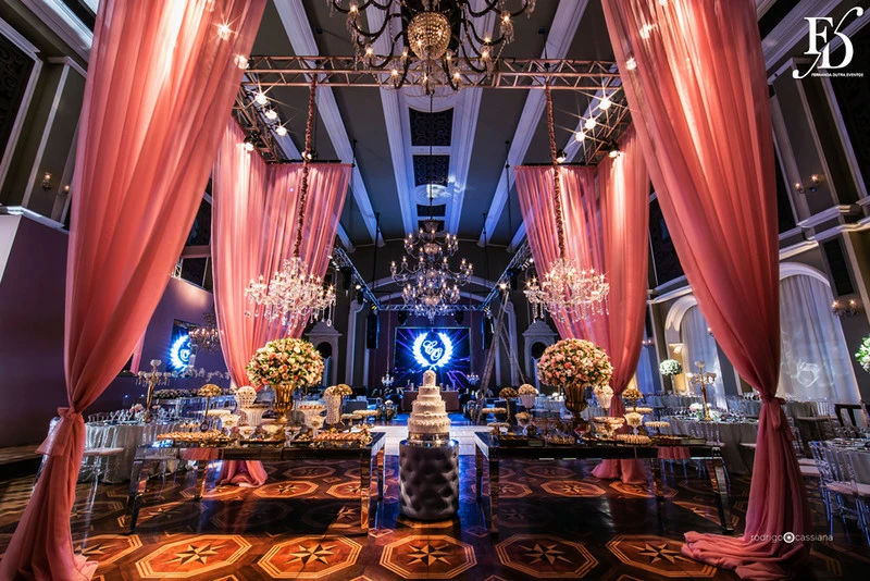 casamento com decoração luxuosa na associação leopoldina juvenil em porto alegre cerimônia no salão imperatriz e recepção no salão leopoldina com decoração clássica elegante sofisticada casamento luxo por life eventos especiais