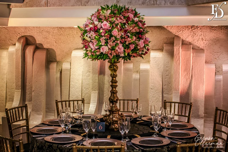casamento com decoração luxuosa na praça dos fundadores do grêmio náutico união em porto alegre em tons de dourado preto e rosa sofisticado clássico e elegante por life eventos especiais cerimonialista em porto alegre cerimônia na igreja são pedro