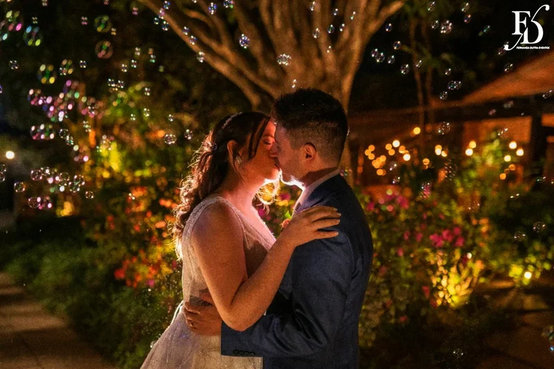 casamento realizado na igreja são pedro em porto alegre e recepção no le bistrot gourmet com decoração colorida e vibrante em rosa pink roxo e lilás