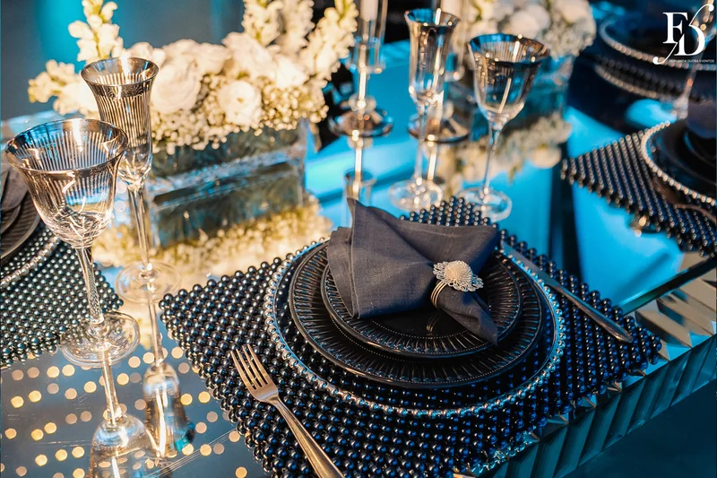 festa de 15 anos nas cores azul e branco com decoração moderna com cristais e espelhos por life eventos especiais assessoria e cerimonial de festas de 15 anos em porto alegre