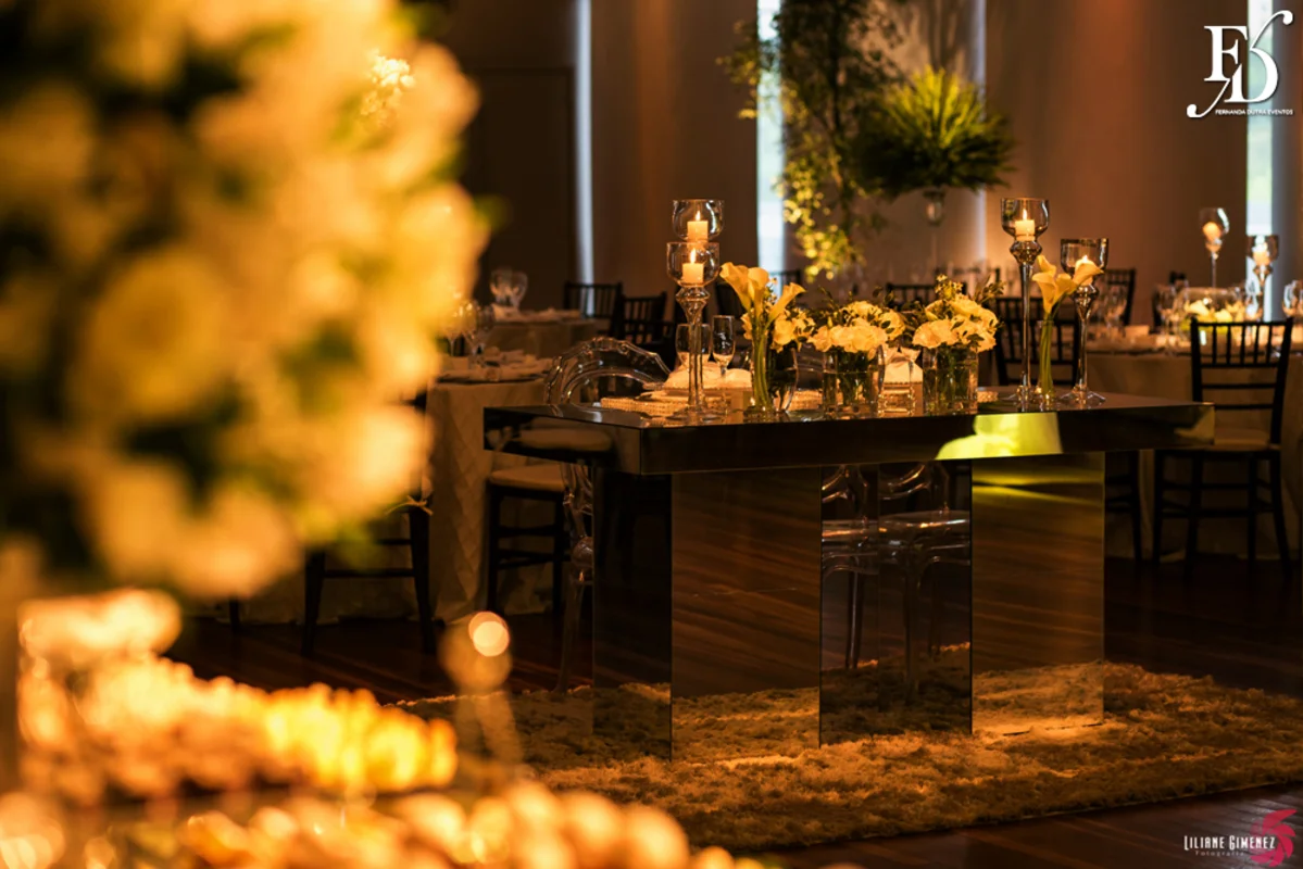 casamento destination wedding com cerimônia e festa na casa vetro em porto alegre com a cerimônia realizada na parte interna da casa com decoração clean elegante e clássica em branco e verde por life eventos especiais destination wedding em porto alegre cerimonialista em porto alegre