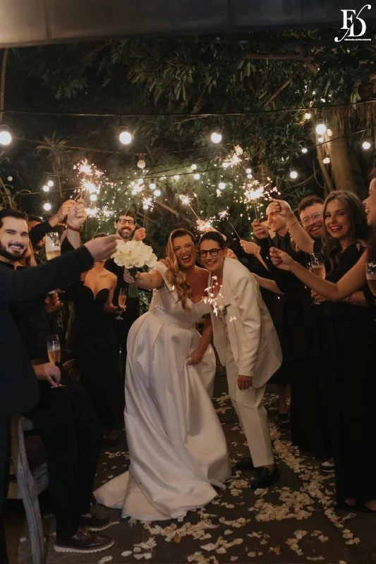 noivas Ivana e Cristiane no Le Bistrot Gourmet casamento LGBT Porto Alegre com convidados de preto