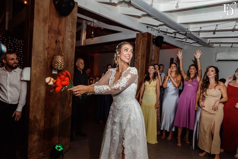 casamento mini-wedding realizado no lá nos fundos em porto alegre restaurante puppi baggio com decoração boho minimalista em verde e branco festa animada e descontraída com cerimonial de life eventos especiais cerimonialista de casamento em porto alegre 