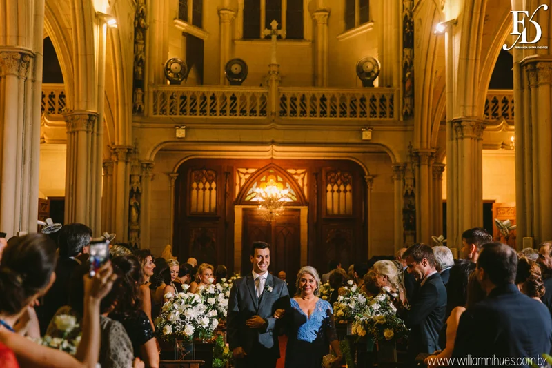 casamento luxuoso no clube veleiros do sul em porto alegre com decoração em dourado fechamento do teto em voil e espelhos venezianos cerimônia na igreja santa teresinha e santíssimo sacramento na redenção com organização e cerimonial de fernanda dutra da life eventos especiais organizadora de eventos em porto alegre