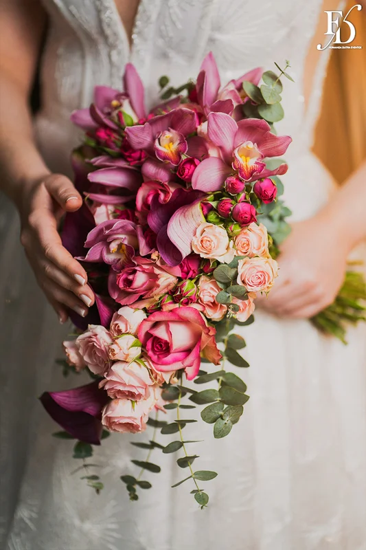 casamento realizado na igreja são pedro em porto alegre e recepção no le bistrot gourmet com decoração colorida e vibrante em rosa pink roxo e lilás
