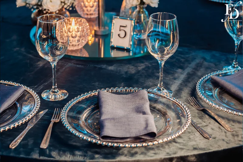 festa de 15 anos nas cores azul e branco com decoração moderna com cristais e espelhos por life eventos especiais assessoria e cerimonial de festas de 15 anos em porto alegre