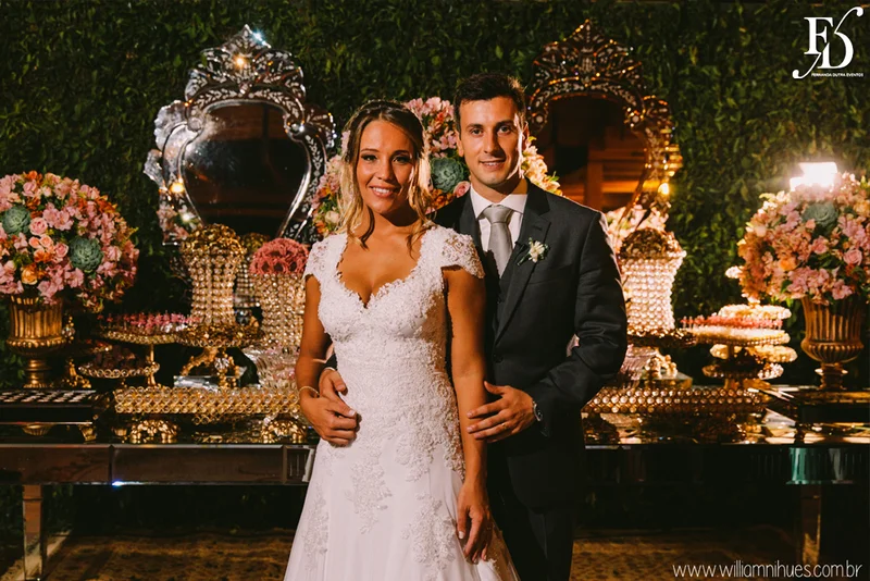 casamento luxuoso no clube veleiros do sul em porto alegre com decoração em dourado fechamento do teto em voil e espelhos venezianos cerimônia na igreja santa teresinha e santíssimo sacramento na redenção com organização e cerimonial de fernanda dutra da life eventos especiais organizadora de eventos em porto alegre