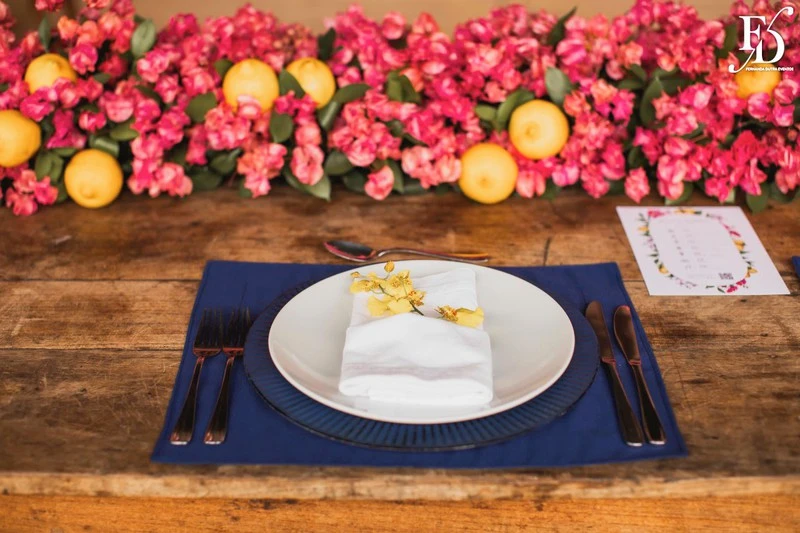 casamento diurno almoço de domingo em família no alto da capela decoração com limão siciliano nas mesas dos noivos com flores rosa pink