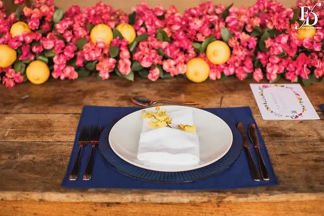 casamento diurno almoço de domingo em família no alto da capela decoração com limão siciliano nas mesas dos noivos com flores rosa pink