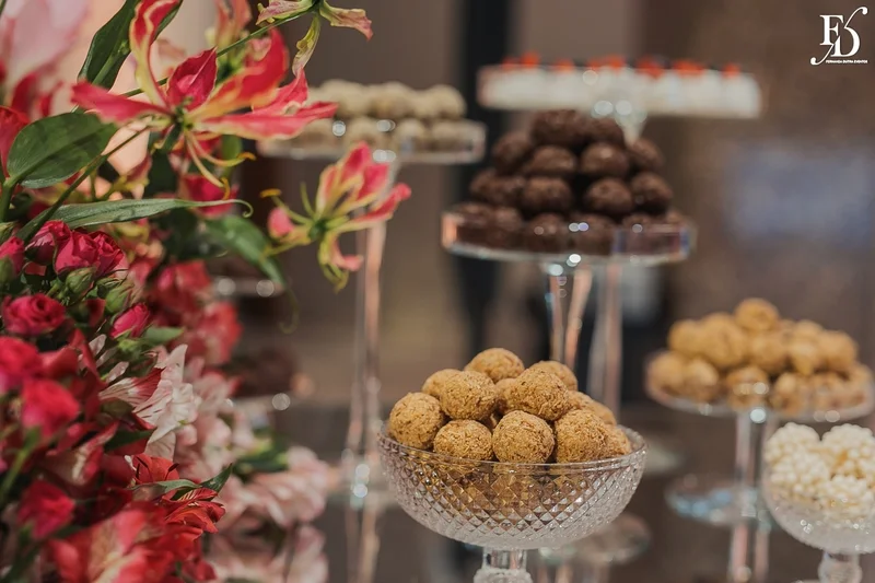 mesa de doces festa de 15 anos na praça dos fundadores do grêmio náutico união GNU