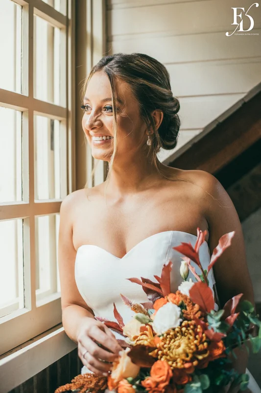 casamento realizado no alto da capela em porto alegre por life eventos especiais com cerimônia ao ar livre decoração despojada em tons terrosos e uma parede de donuts para a alegria dos convidados