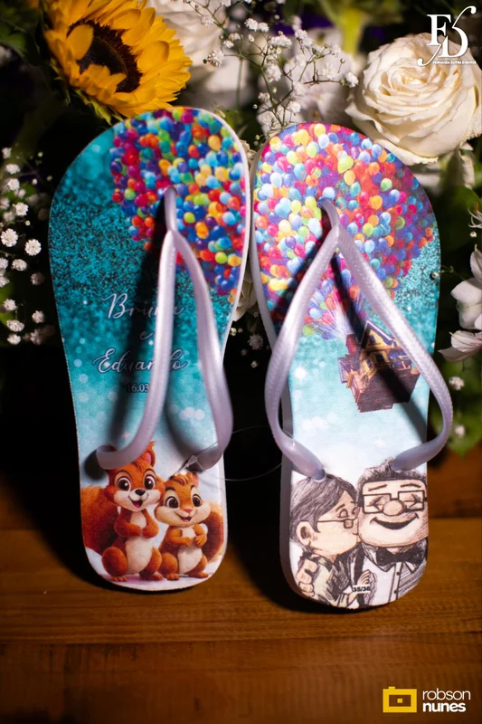 casamento no espaço paraíso em porto alegre com decoração moderna em azul marinho, dourado e girassóis; temática geek, com referências a funko pop, filmes e séries - por life eventos especiais