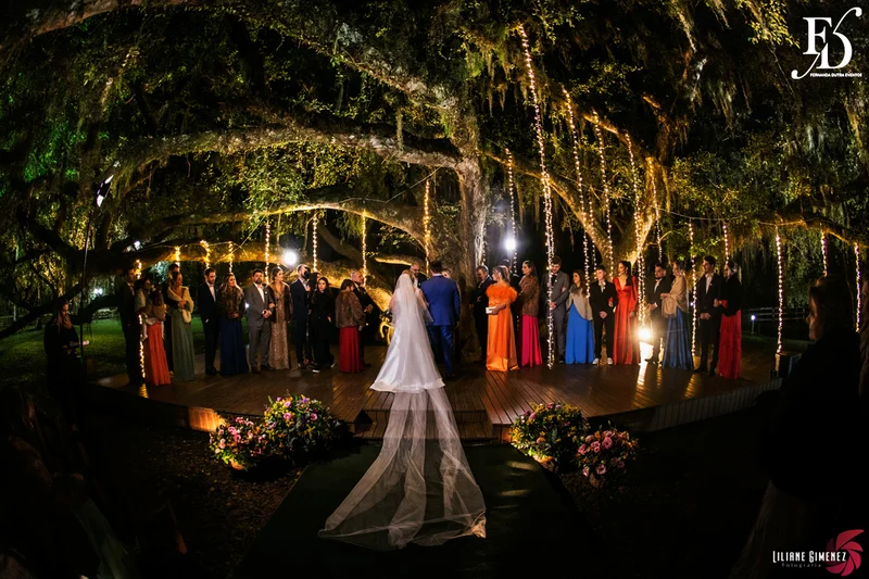 casamento realizado no sítio da figueira em porto alegre numa noite fria de inverno com decoração rústico delicada botânica organização e cerimonial de life eventos especiais cerimonialista para casamentos em porto alegre
