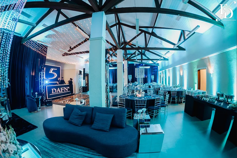 festa de 15 anos nas cores azul e branco com decoração moderna com cristais e espelhos por life eventos especiais assessoria e cerimonial de festas de 15 anos em porto alegre