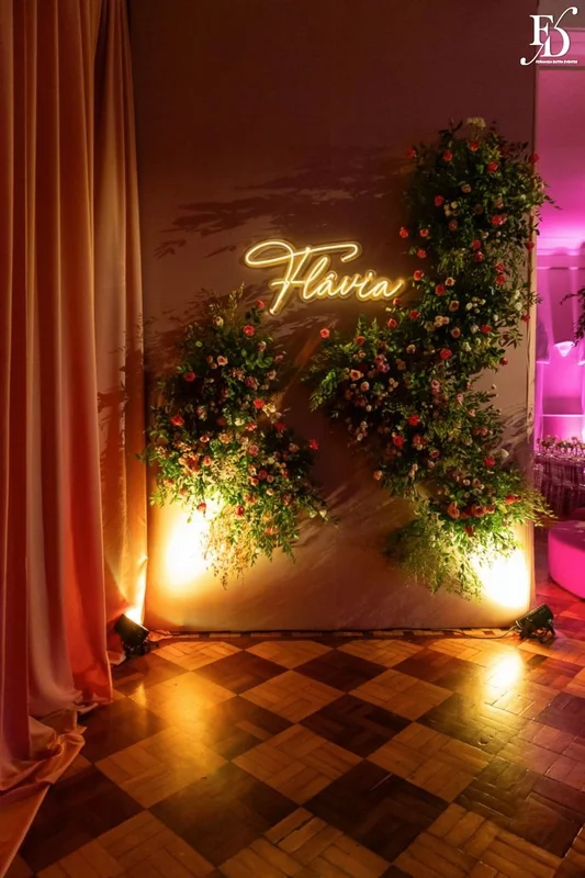 Entrada da festa de 15 anos de Flávia Fochesato no Salão Imperatriz, com painel personalizado e decoração floral