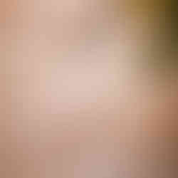 Casamento com cerimônia na Igreja Santa Teresinha do Menino Jesus, em Porto Alegre, e recepção na Merci Casa de Eventos, com projeto de decoração delicado, romântico, em estilo rústica, com a paleta do marrom, nude e amarelo.