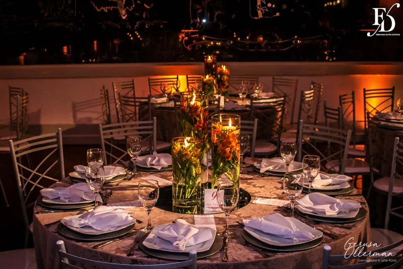 formatura tripla em direito pela fmp fundação do ministério público realizada no salão cristal do clube do comércio em porto alegre com decoração elegante clássica sofisticada em tons terrosos