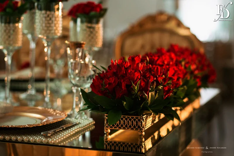 casamento com cerimônia na basílica nossa senhora das dores em porto alegre e festa e recepção no salão hannover da sogipa com decoração clássica elegante e sofisticada em dourado, branco e vermelho, com detalhe em pérolas por life eventos especiais empresa especializada na organização de casamentos em porto alegre
