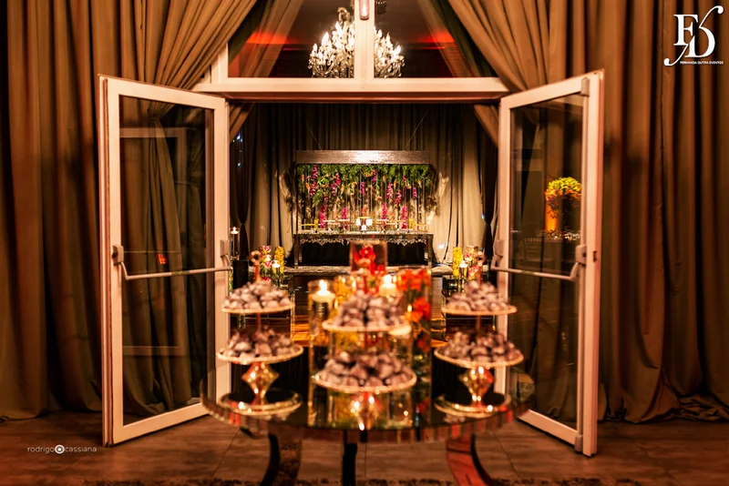 casamento com cerimônia na igreja santa teresinha do menino jesus na rua ramiro barcelos em porto alegre e recepção e festa na casa vetro com decoração moderna contemporânea sofisticada luxuosa em tons de cinza prata e flores coloridas na paleta de tons terrosos por life eventos especiais cerimonialista de casamento em porto alegre