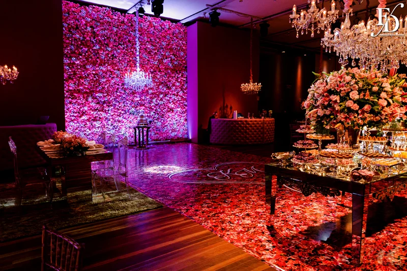 casamento com cerimônia na basílica nossa senhora das dores em porto alegre e festa na casa vetro com decoração luxuosa sofisticada exuberante em tons de rosa com parede de flores com organização projeto e cerimonial de life eventos especiais cerimonialista de casamentos em porto alegre