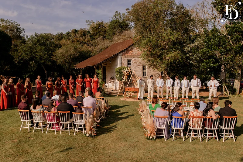 casamento divertido e animado na casa na chácara, em porto alegre; um casal jovem, despojado, que queria celebrar esse momento com um rodízio de pizza - casamento com pizza - decoração estilo boho wedding em tons terrosos cerimonial de life eventos especiais