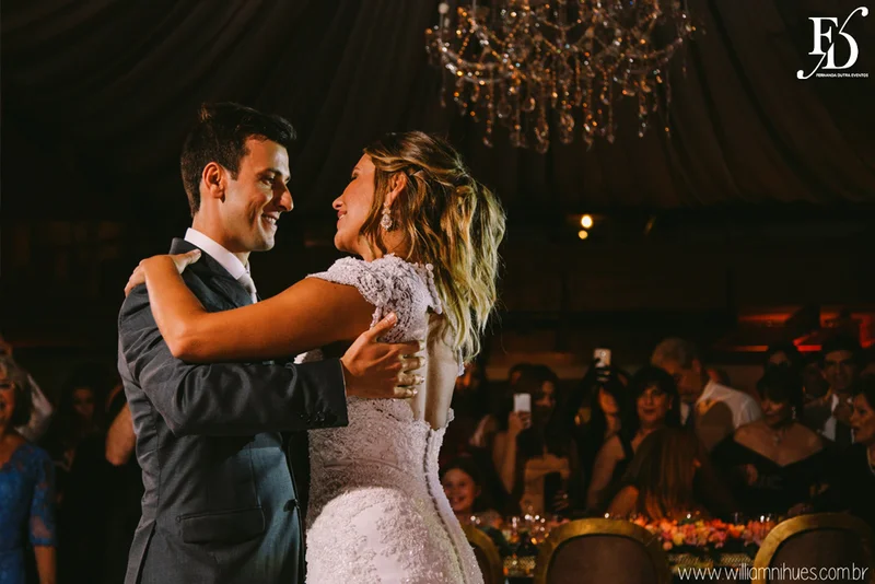 casamento luxuoso no clube veleiros do sul em porto alegre com decoração em dourado fechamento do teto em voil e espelhos venezianos cerimônia na igreja santa teresinha e santíssimo sacramento na redenção com organização e cerimonial de fernanda dutra da life eventos especiais organizadora de eventos em porto alegre