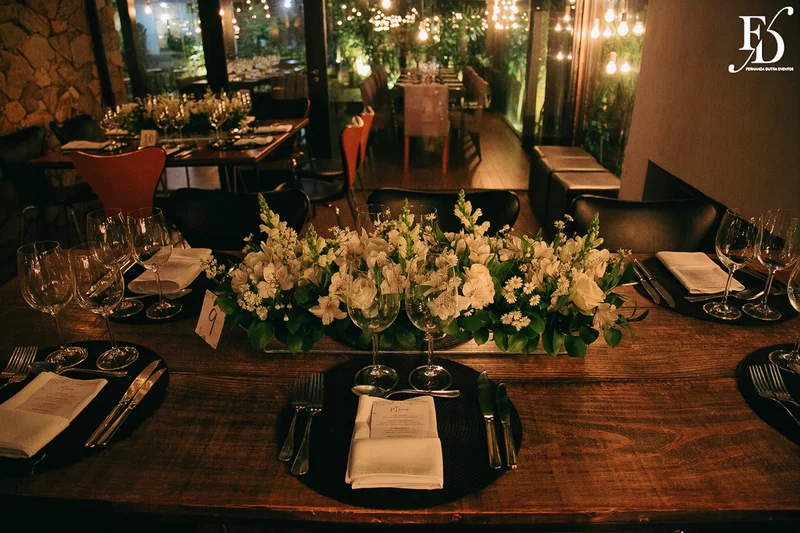 casamento no le bistrot em porto alegre organizado por life eventos especiais organizado por life eventos especiais com cerimônia no local e decoração clássica elegante e sofisticada em branco verde e prata com planejamento organização e execução de life eventos especias em porto alegre