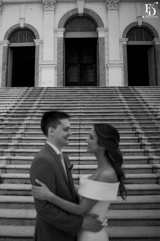 casamento na basílica nossa senhora das dores em porto alegre noivos na escadaria