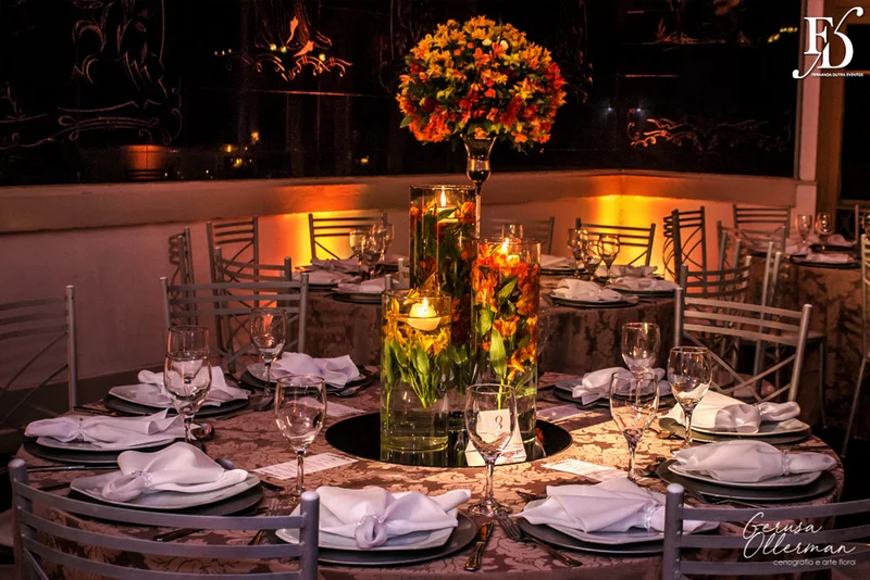 formatura tripla em direito pela fmp fundação do ministério público realizada no salão cristal do clube do comércio em porto alegre com decoração elegante clássica sofisticada em tons terrosos