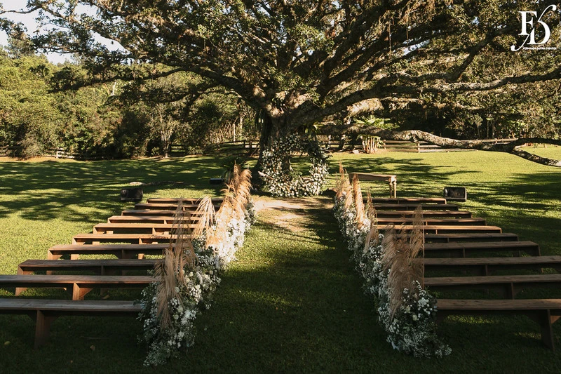 casamento diurno estilo europeu realizado no alto da capela em porto alegre no formato destination wedding com organizacao de life eventos especiais casamento de luxo em porto alegre com decoração luxuosa e clássica