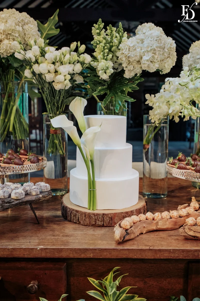 casamento no alto da capela em porto alegre com decoração elegante sofisticada delicada em verde e branco por life eventos especiais bolo com flor natural