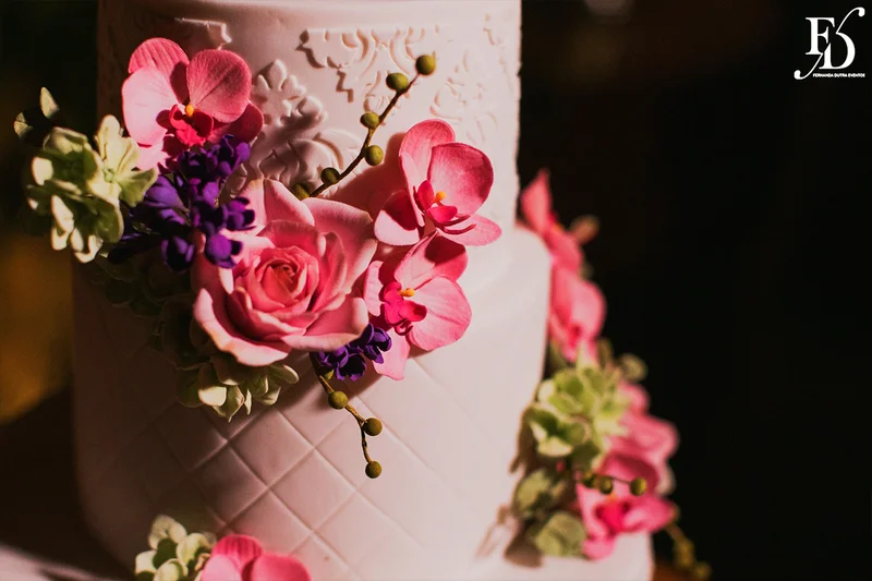 casamento realizado na igreja são pedro em porto alegre e recepção no le bistrot gourmet com decoração colorida e vibrante em rosa pink roxo e lilás