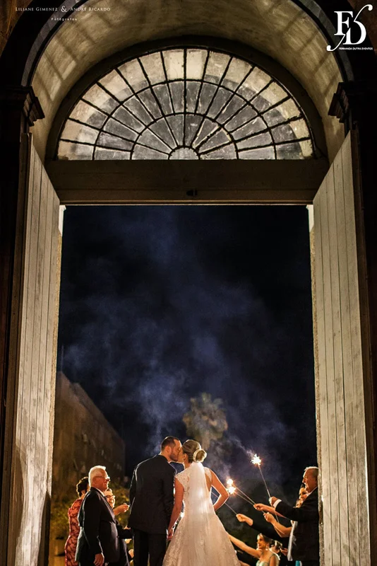 casamento com cerimônia na basílica nossa senhora das dores em porto alegre e festa e recepção no salão hannover da sogipa com decoração clássica elegante e sofisticada em dourado, branco e vermelho, com detalhe em pérolas por life eventos especiais empresa especializada na organização de casamentos em porto alegre