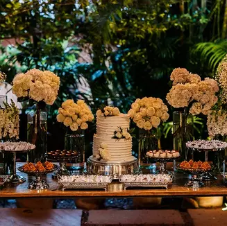 Mini-wedding de Andressa e Marcus no Le Bistrot Gourmet, em Porto Alegre. Decoração clássica e elegante com flores brancas, velas e prataria. Organização e cerimonial Life Eventos Especiais.
