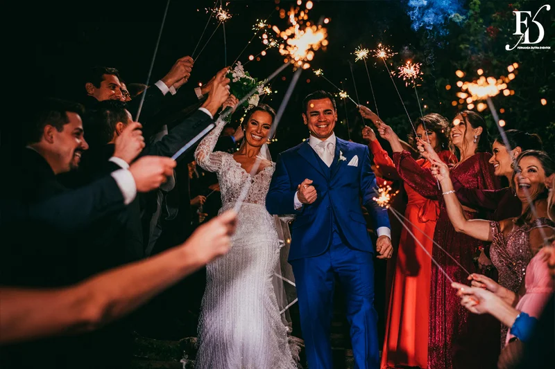 casamento na igreja nossa senhora do mont'serrat em porto alegre e festa de casamento na casa vetro em porto alegre com decoração sofisticada e luxuosa estilo clássico em dourado branco e amarelo por life eventos especiais cerimonialista de casamento em porto alegre