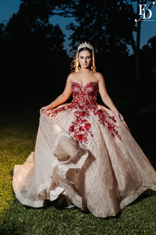 festa de 15 anos nas cores azul e branco com decoração moderna com cristais e espelhos por life eventos especiais assessoria e cerimonial de festas de 15 anos em porto alegre