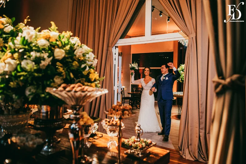 casamento na igreja nossa senhora do mont'serrat em porto alegre e festa de casamento na casa vetro em porto alegre com decoração sofisticada e luxuosa estilo clássico em dourado branco e amarelo por life eventos especiais cerimonialista de casamento em porto alegre