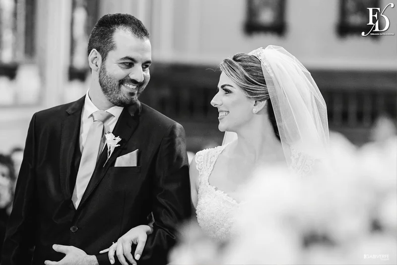 casamento com cerimônia na igreja são josé la salle em canoas rs e recepção na lalux casa de festas com decoração moderna sofisticada elegante em amarelo cinza e preto por life eventos especiais assessoria e organização de casamentos em porto alegre