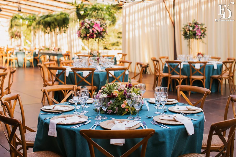 casamento com cerimônia realizada às 15h na Basílica Nossa Senhora das Dores em Porto Alegre e recepção no Alto da Capela. Coquetel na área externa embalado com jazz e por-do-sol, jantar formal, decoração exuberante e linda, em estilo botânico e muitas cores, luxuoso e lindo, por Life Eventos Especiais