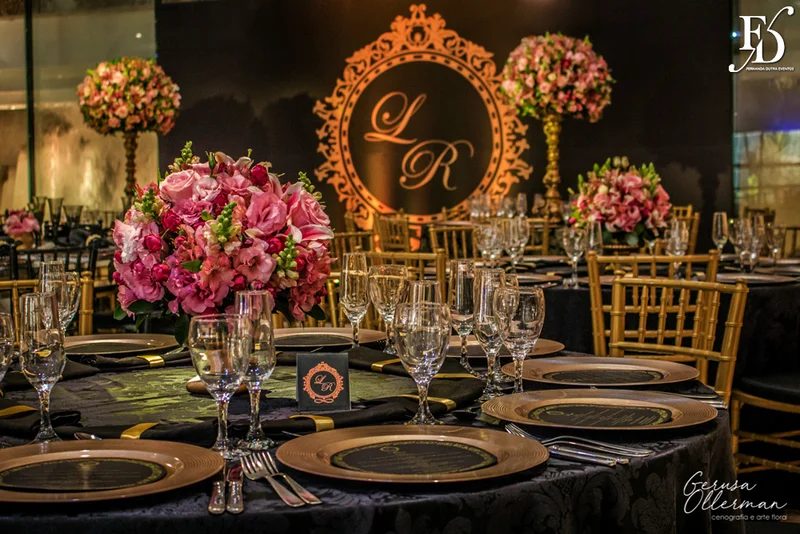 casamento com decoração luxuosa na praça dos fundadores do grêmio náutico união em porto alegre em tons de dourado preto e rosa sofisticado clássico e elegante por life eventos especiais cerimonialista em porto alegre cerimônia na igreja são pedro