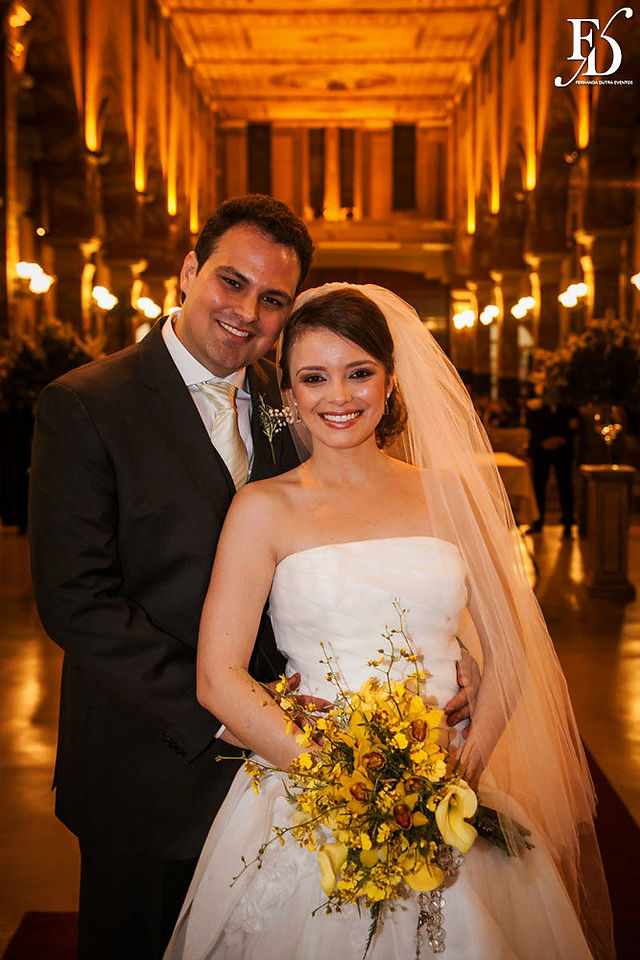 Casamento com cerimônia na Igreja Santa Teresinha do Menino Jesus, em Porto Alegre, e recepção na Merci Casa de Eventos, com projeto de decoração delicado, romântico, em estilo rústica, com a paleta do marrom, nude e amarelo.